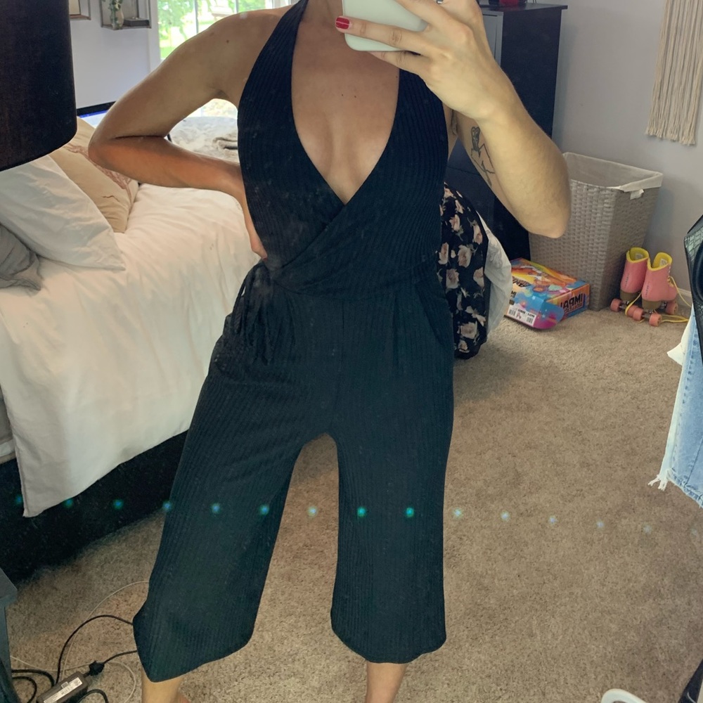 HALTER TOP BLACK FLARED JUMPSUIT